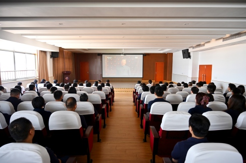 以史为鉴守初心 砥砺奋进启新程——兴发游戏xf股份组织员工集中旁观抗战成功80周年阅兵式